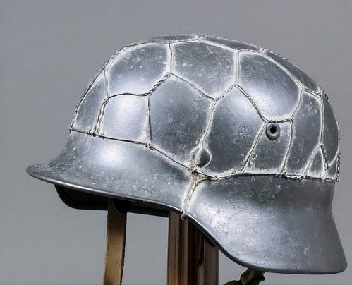 请问打仗的时候那种头盔上为什么要带网 防止子弹打滑吗