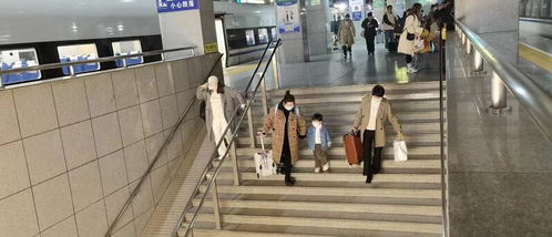 旅客扛着行李走45级台阶,上海火车站这段地下通道为何这么难走