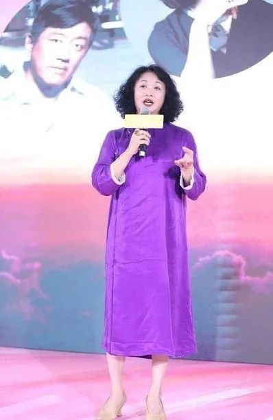 53岁金星太不讲究 大妈头配紫色旗袍出席活动,衣服脸上都是褶