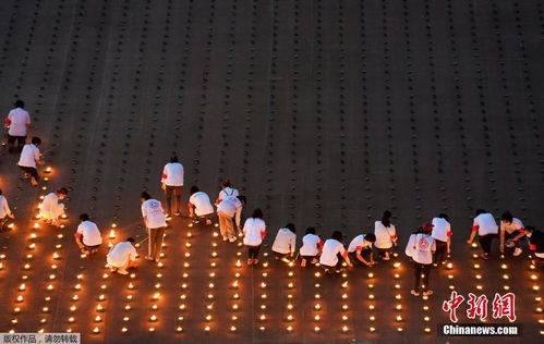 泰国点燃33万根蜡烛拼成世界最大火焰图像 创吉尼斯世界纪录 
