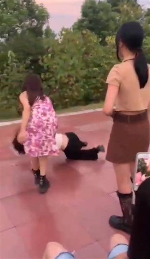 又见未成年人霸凌 江西抚州一女生公园内被群殴,5人被处行政拘留