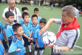 让孩子在阳光下踢球 中国足协名宿团走进哈尔滨多所小学 