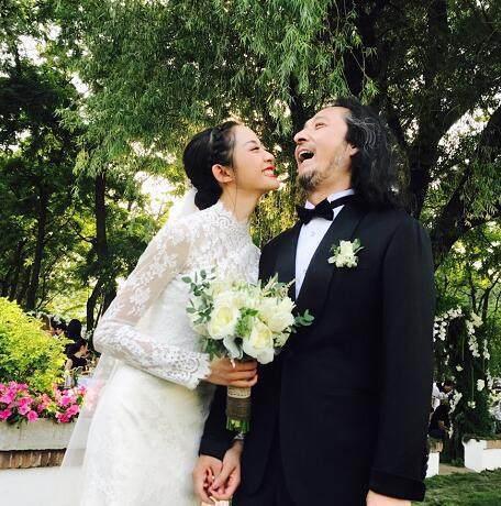 音乐人三宝 与小25岁女友结婚,拍婚纱裸照,网友 不懂搞艺术的