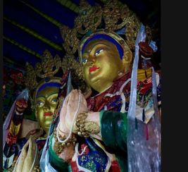 西藏最 朴实 的老寺庙 僧人在山洞中修行,还存放33位肉身佛