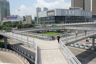 路人吐槽 汽车头顶过 重庆人行天桥上方有一条立交桥 