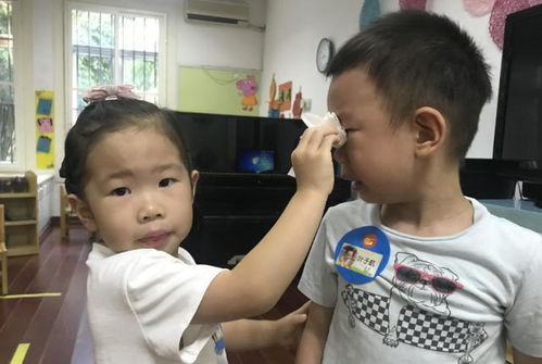 幼儿园老师把3岁女儿照片发群里,妈妈看后心里不是滋味,要求园方道歉