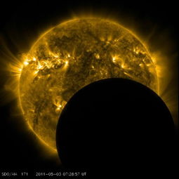 日食照片显示太阳背景下月球崎岖山脉 