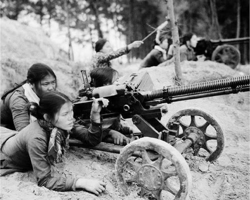解放军横扫越北高地,越军女兵陈尸荒野,到处是尸体和卫生用品